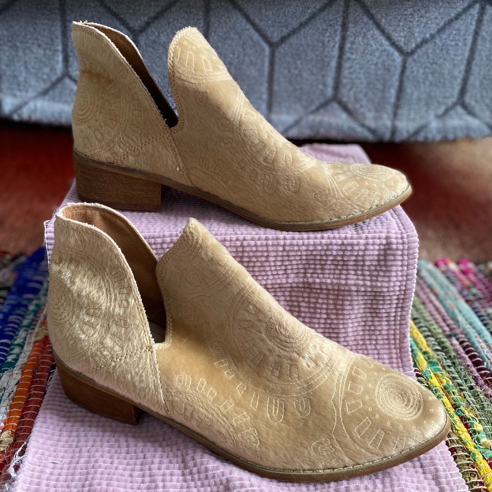 Mimi camel hair size 9 booties. never worn.
